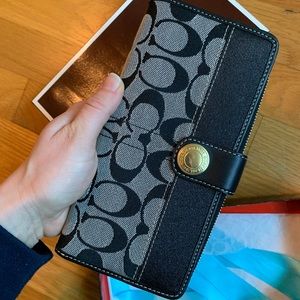 Coach signature collection zip wallet NWT
